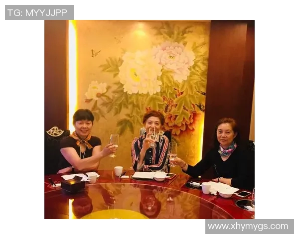 足球明星与大熊猫的奇妙邂逅：绿茵场上的友谊与保护之旅