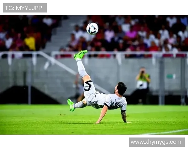 中国足球队在梅西的光辉下奋勇拼搏展现新风貌